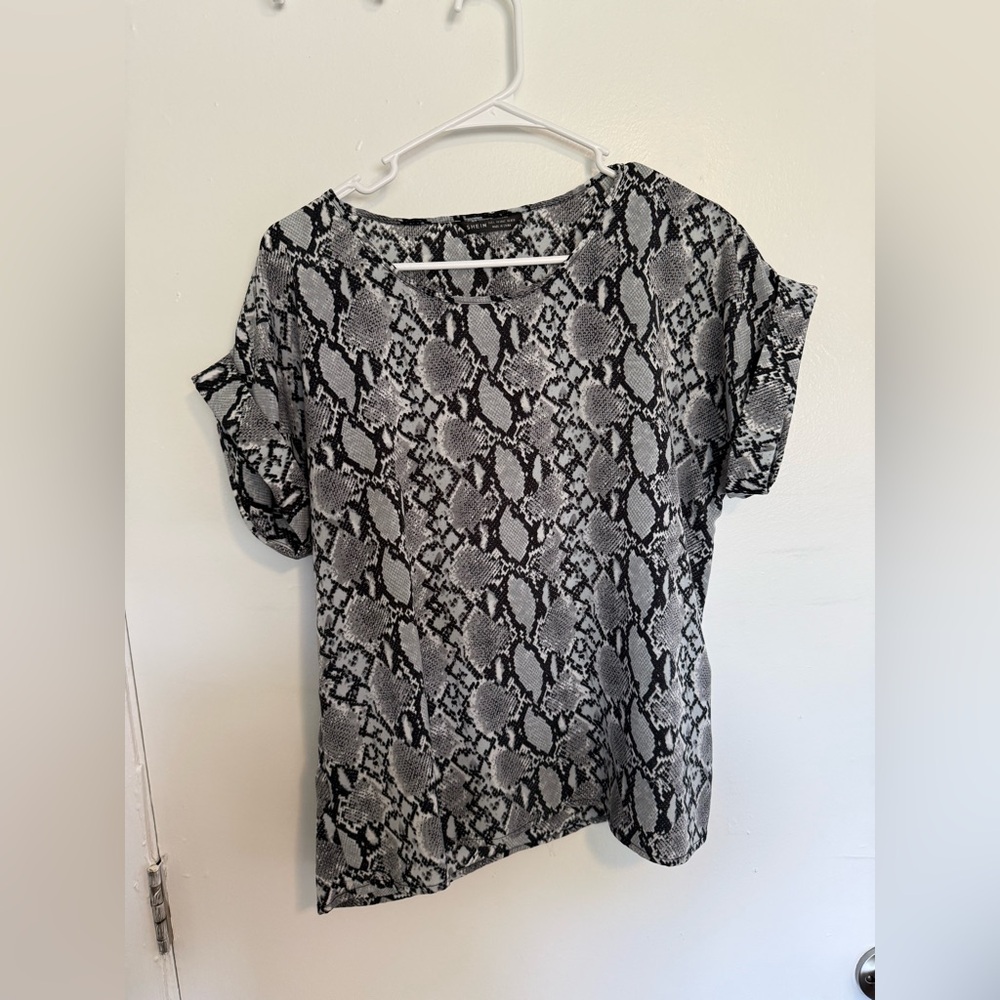 Batwing sleeve snake print shirt